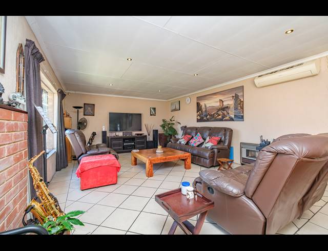 4 BEDROOM FREEHOLD FOR SALE IN WELTEVREDEN PARK